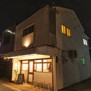 【貸切　24×1】当店は、貸切にも対応しており、最大24名様までお使いいただけます。宴会や打上げ、歓送迎会など、様々なシチュエーションに最適な環境が整っています。貸切に関するご相談はお気軽にお問い合わせください。心地よい雰囲気の中で、楽しいひとときがお過ごしいただけます。