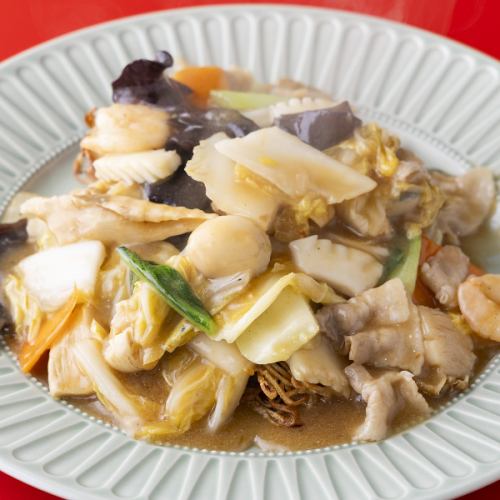 独自の食感が絶品の五目あんかけ焼きそば◎