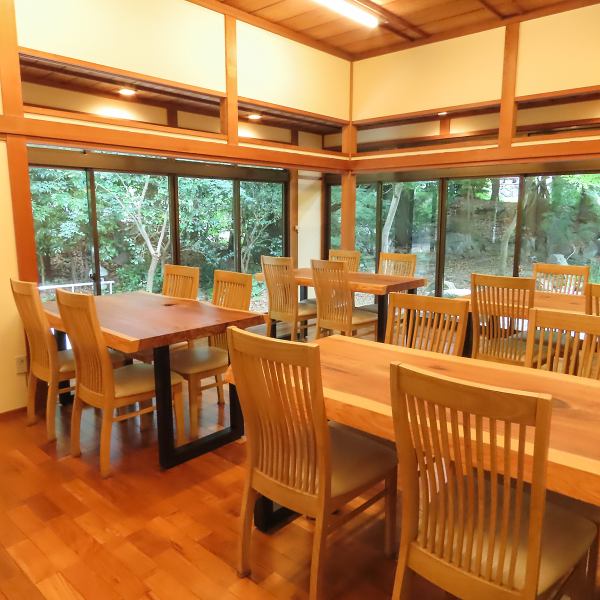 千坪の森に囲まれた古民家!店内は、広々とした空間が魅力です。大きな窓からは四季折々の景色が楽しめ、春は新緑、秋は紅葉と自然の美しさを感じながら過ごせます。テーブル席はゆったりとした配置で、開放感と落ち着きを兼ね備えています。自然と調和した空間で、特別な時間をお過ごしください。