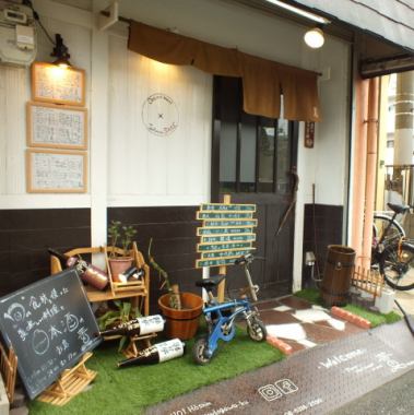 The exterior is based on white and brown, and the blackboard with cute pictures on the front is a landmark! It's easily accessible, being a 7-minute walk from Kamishinjo Station on the Hankyu Kyoto Line. I'm doing ♪