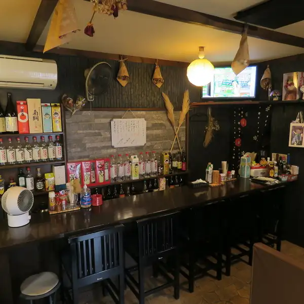 【アットホームな雰囲気♪】お店の扉を開けると、明るく活気溢れる空間が広がります！カウンター席は、おひとり様でサクッと飲むのにも、お仕事帰りにしっぽり楽しむのにもぴったりな特等席♪アットホームで親しみやすい雰囲気なので、初めてご来店される方でも気軽に足を運んでいただけます！素敵な夜をお過ごしください◎