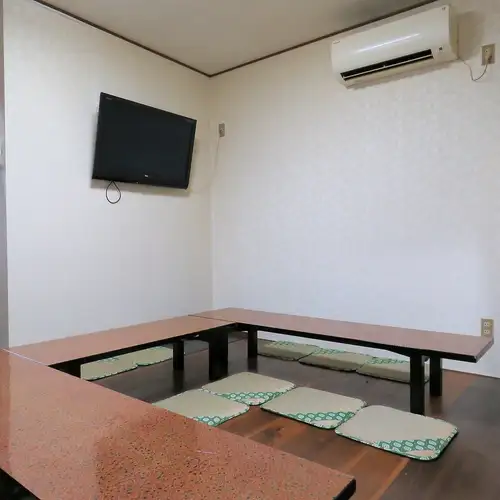 <p>【くつろぎの和空間◎】最大20名様OK！広々お座敷でみんなでワイワイ♪心地よいお座敷席は、足を伸ばしてゆったりと寛げる大人気の癒しスペース！少人数から、最大20名様規模の賑やかなご宴会まで幅広くご対応可能です◎周りを気にせずにおいしい料理とお酒を楽しめるので、大切な仲間との会話も弾んじゃいます♪</p>