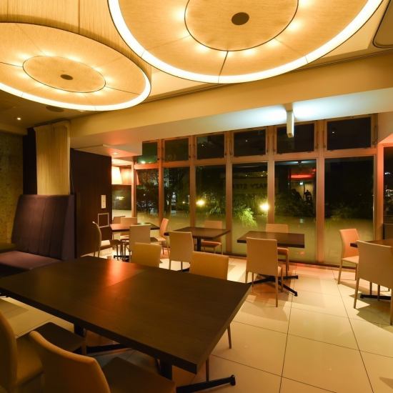 The seats by the window overlooking the night view have a great atmosphere. A stylish space perfect for a date.