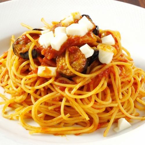 Tomato sauce with bacon, thick-sliced eggplant and mozzarella cheese / Carefully boiled pasta served hot for each person