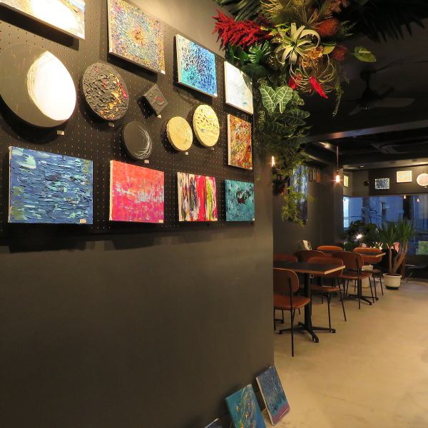 [The store is like an art museum] When you enter the store, there are many works displayed on the walls based on concrete.One of the attractions of our shop is that you can drink alcohol while looking at the works.