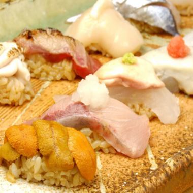 【提供每天早上購買的嚴選食材】我們提供使用新鮮食材的秀德江戶前壽司套餐。