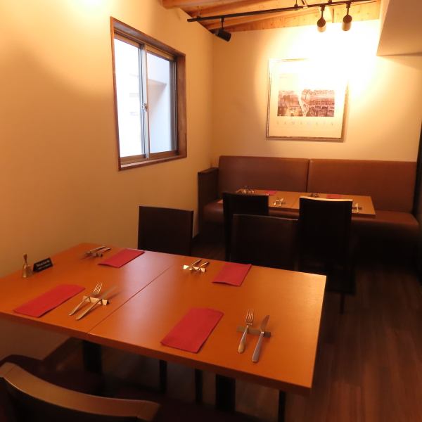 4名様から最大10名様まで対応可能な半個室は、会話と食事に自然と集中できる設え。周囲を気にせず過ごせる距離感が、会食やご褒美時間を心地よく演出します。落ち着いた照明の中、ゆったりと流れる時間をお楽しみください。