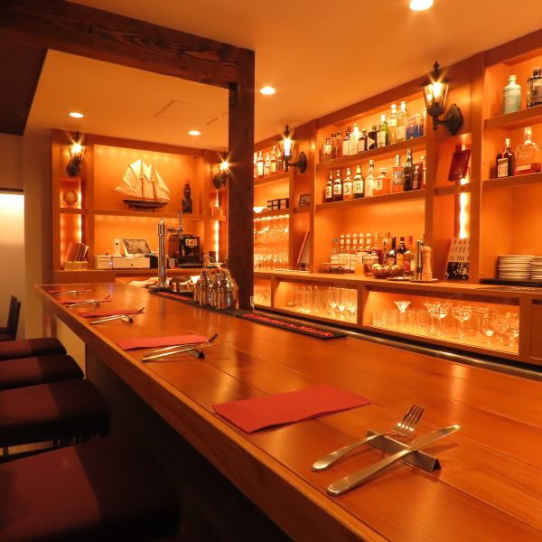 店の空気とバーテンダーの所作を間近で楽しめるカウンター席。10席をご用意し、おひとり様でも居心地よく過ごせます。グラス一杯から始まる自由な夜に寄り添う、大人のための定位置です。