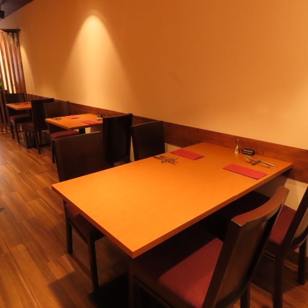 会話と料理のバランスがちょうどいいテーブル席。2名掛けを中心に、片側ソファ席も備え、くつろぎながら食事を楽しめます。デートから友人同士まで、気取らず過ごせる居心地の良さが魅力です。