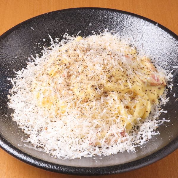 【濃厚かつ黒胡椒を効かせたカルボナーラ】 1,680円(税込)