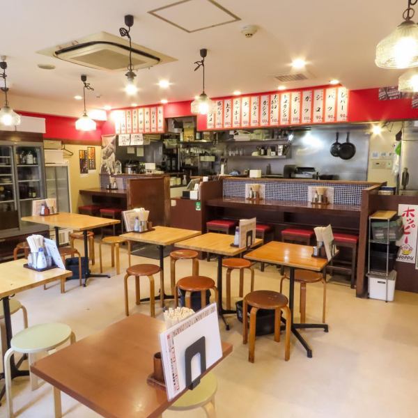 テーブル席は“笑顔の絶えない”ワイワイ感が魅力♪2名席×10、4名席×1で気の置けない仲間と肩ひじ張らずに乾杯！料理が運ばれるたびに歓声が上がる、賑やかな一体感。小さな宴にも大きすぎず、距離が近いから会話が止まりません！最大宴会30名までOK、貸切プランもございます！お気軽にお問い合わせください。