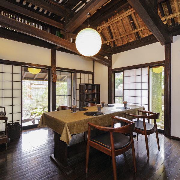 歴史を感じさせる茅葺屋根の建物の上品な雰囲気が漂う店内でゆったりとくつろぎながらお料理をお楽しみください。会食やご接待、ご宴会などの幅広い場面でのご利用をお待ちしております。企業様のお集り、相模湖周辺へのご旅行、結婚記念日、ご家族のお祝い、記念日…様々なシーンで特別な日を演出します。