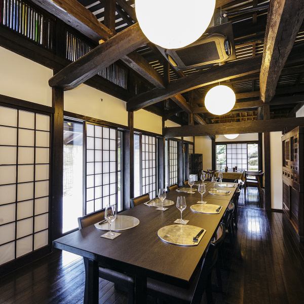 【江戸時代から250年の歴史を刻む】自然の息吹を感じる開放的な店内。窓からは自然の風が心地よく吹き込みます。贅沢な空間でお楽しみいただける至福のひとときを提供。大切な日のお祝いや特別なひとときに、心温まる時間をお過ごしください。自然と調和した贅沢な体験を、ぜひ。