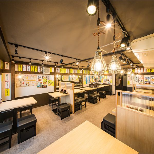 【話題沸騰！！食べ飲み放題を贅沢に満喫！】肉に魚、お寿司に揚げ物等々の人気看板メニューが全品食べ飲みOK◎圧倒的ラインナップで大満足間違い無し！！人数についても広々店内で2名～ご利用いただけるお席は勿論、4名～/6名～/8名様～10名様以上も柔軟にご対応可◎会社終わりや友人同士、コンパ等シーン選ばず大歓迎！！