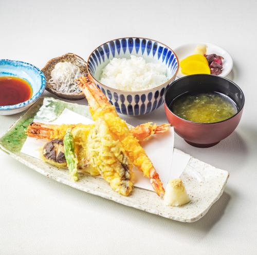 大漁天ぷら定食　小鉢、お新香、味噌汁、ごはん付き
