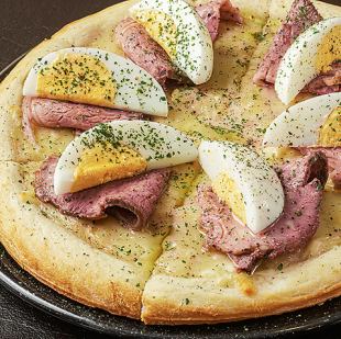 Roast beef and egg pizza