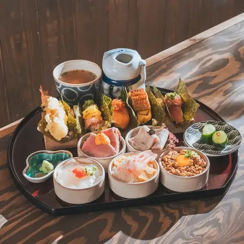 清酒碗和手工寿司午餐套餐 ★