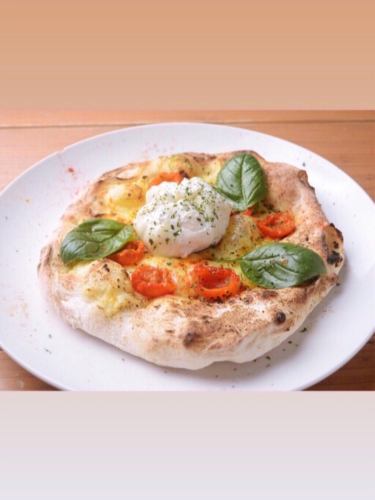 Gooey and happy... Irresistible for cheese lovers! Margherita with burrata cheese