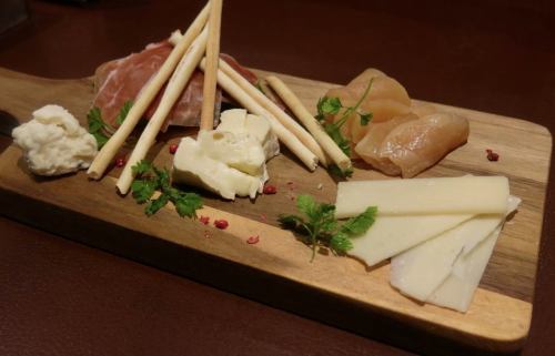 [Assortment] Assortment of prosciutto and cheese