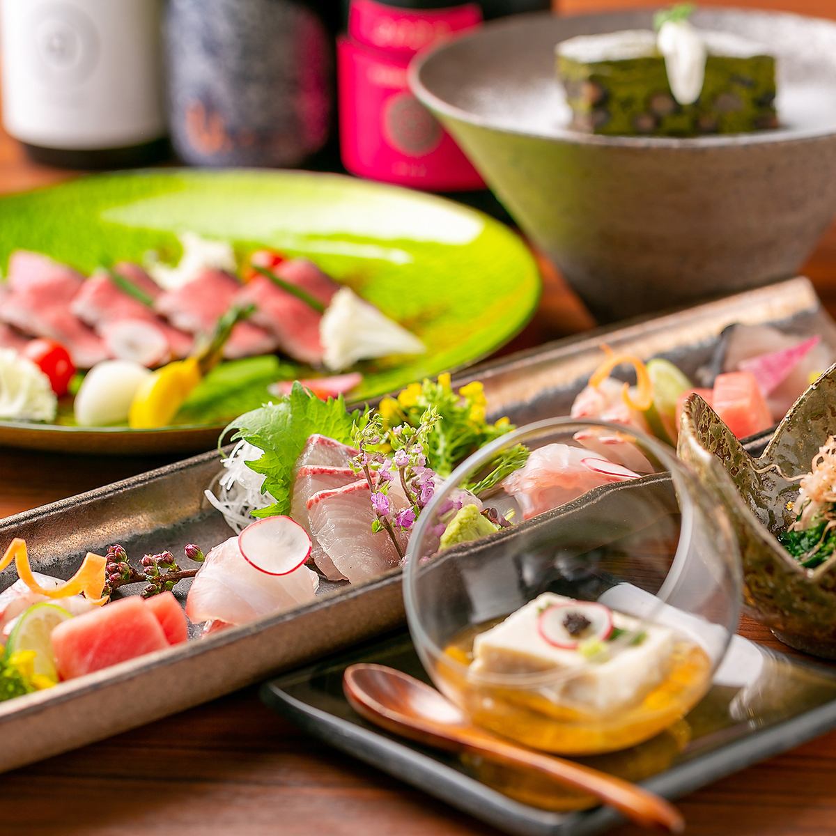 You can enjoy colorful and beautiful Japanese x French creative cuisine to your heart's content in a calm space.