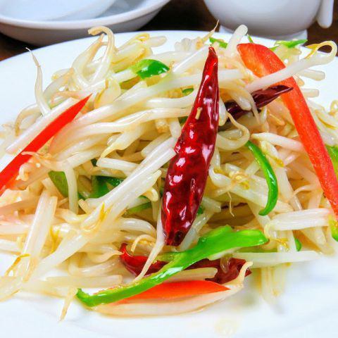 Stir-fried bean sprouts over high heat