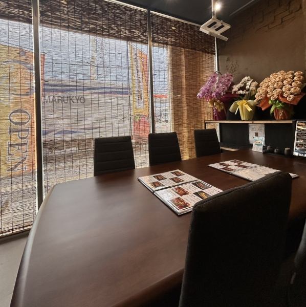 ゆったりとした時間を過ごせる上質な空間です。周囲を気にせず食事を楽しめる個室もご用意しており、ご家族での会食や大切な方とのお祝いにも最適。誕生日や記念日などの慶事はもちろん、長寿祝いなど各種お祝い事にもご利用いただけます。心を込めたおもてなしとともに、特別なひとときをお楽しみください。