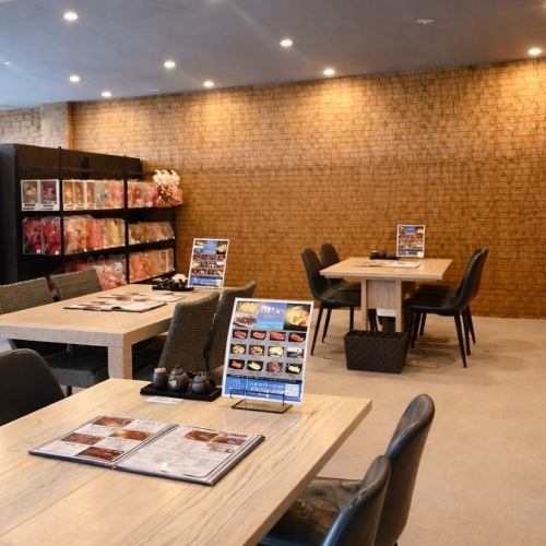 <p>広々とした開放的な店内は、大東市でも珍しい大箱空間。最大人数での宴会にも対応可能で、貸切利用も承っております。会社の歓送迎会や同窓会など、大人数での集まりにもぴったりです。飲み放題付きの宴会コースも充実しており、質・ボリュームともに大満足間違いなし。</p>