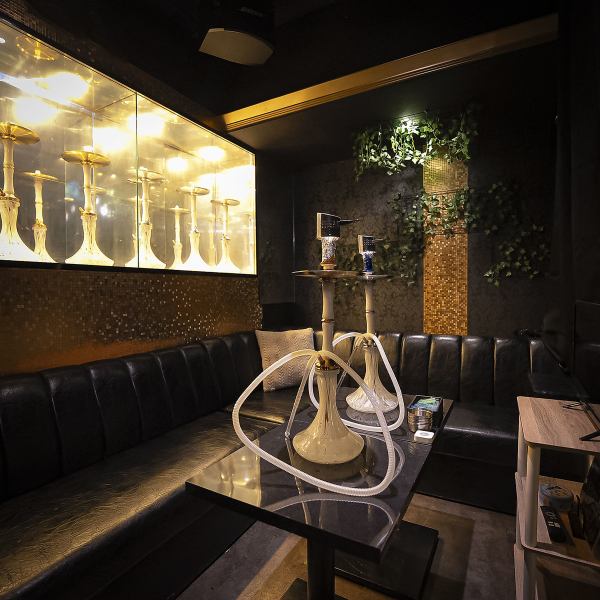 全席個室の完全プライベート空間は照明を落とした落ち着いた雰囲気◎店内には植物が飾られたオシャレな内装で、写真映えも◎Wi-Fiや充電器も完備しているので、スマートフォンの充電を気にせず過ごせるのも嬉しいポイント。デートや友人との集まりなど、周りを気にせず自分たちだけの時間をゆったりとお楽しみください♪