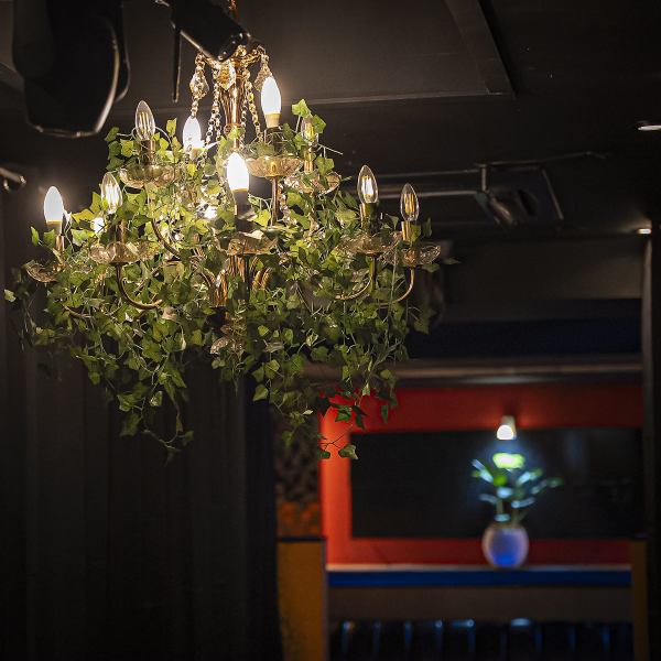 思わず寝てしまうほどくつろげる空間が自慢です。全席個室のため、お一人様でも人目を気にせずリラックスして過ごせます。24時間営業なので、深夜の休憩や作業にもおすすめ。Wi-Fiと充電器の貸出もあり、長時間滞在も大歓迎です◎落ち着いた照明の中で、自分だけのプライベートな時間を心ゆくまでご堪能ください。