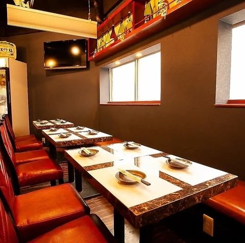 【大人数プライベート個室】10~30名様でもゆったりとお座りいただけるテーブル個室。大切なお客様を迎えての接待やビジネス仲間との会食、お仕事仲間との歓送迎会や宴会はもちろん、ご家族・親族でのお食事などにもご利用ください。ご宴会は飲み放題付が断然おトク。ゆったり大切な時間を価値あるものを♪