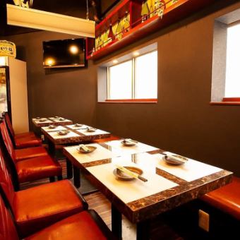 ◆団体様個室◆40名様以上で貸切OKのこの宴会場での1番人気はやはり会社の宴会での御利用が多いです、また久しぶりに会った仲間内の同窓会にも◎十分な広さがございますので、ゆったりとおくつろぎ頂けるお席です【新橋 宴会 居酒屋 個室 日本酒 貸切 刺身 飲み放題 鍋 】