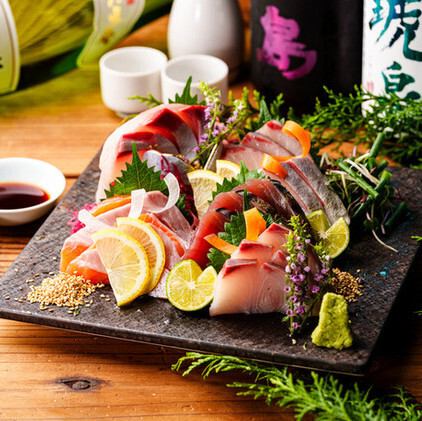 【見た目も華やかなお刺身盛り合わせ】鮮度にこだわった自慢の築地海鮮にこだわりの日本酒は相性抜群!