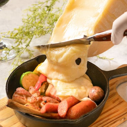 [Special item recommended for birthdays] A hearty raclette cheese that is synonymous with cheese lovers!! You can topping it with your favorite dishes♪