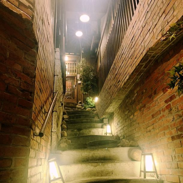 The big lantern at the entrance of the store is a landmark! When you go up the stairs with a great atmosphere, you will find the inside of the store.We are waiting for customers with our proud menu such as robatayaki, stewed dishes, and sake!