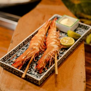 Extra large head-on shrimp, charcoal-grilled