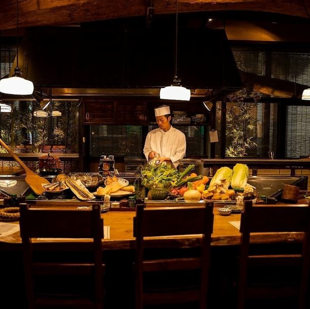 A stylish circular counter with 12 seats surrounds a hearth where charcoal flames rise.You can enjoy the spectacular charcoal-grilled dishes and fresh seafood prepared right in front of you, as well as the food itself.Enjoy seasonal rice cooked in an earthenware pot, ready at 8 PM, a privilege reserved for counter seats! Savor a luxurious moment of drinking, eating, and chatting with fine sake collected from all over Japan.