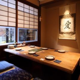 [3rd Floor | Private Rooms with Sunken Seating (8 tables for 6 people each)] We offer spacious and relaxing private rooms with sunken seating for 5-6 people.Because you can enjoy your meal at your leisure without worrying about those around you, it's also popular with customers with children.Enjoy a pleasant time in our warm, wood-filled interior and comfortable sunken seating where you can stretch out and relax.