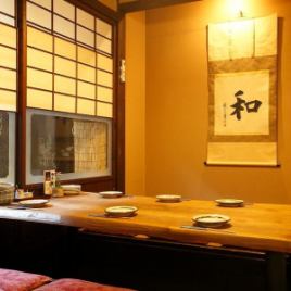 [3rd Floor | Private Room with Sunken Seating, 4 people x 2 tables] Perfect for close friends or family! We offer private rooms with sunken seating for 3-4 people, ideal for casual gatherings.Even small groups can enjoy a private room without worrying about those around them.The interior, adorned with tasteful calligraphy, is a calm and relaxing space with the comforting warmth of wood.We also have children's tableware available.