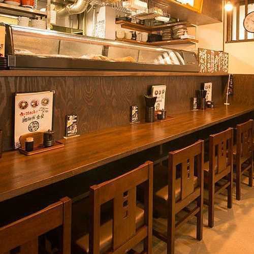お仕事帰り、お一人様でちょっと一杯♪そんな場面にもうってつけのカウンター席をご用意しております。横並びで座れるので、デートにも最適◎ "新大阪で飲みたいな…" と思い立ったら、ぜひぜひお気軽にお立ち寄りください！※お写真は系列店のイメージです。