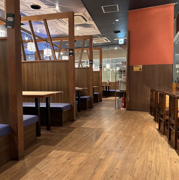 少人数~団体様まで、どんなシーンでも大歓迎!活気ある広々とした店内に、テーブル席・掘りごたつ席を多数ご用意しております!歓迎会や送別会はもちろん、会社宴会、接待、女子会などなど、いつでも気軽に立ち寄れるのが魅力の海鮮食堂です。