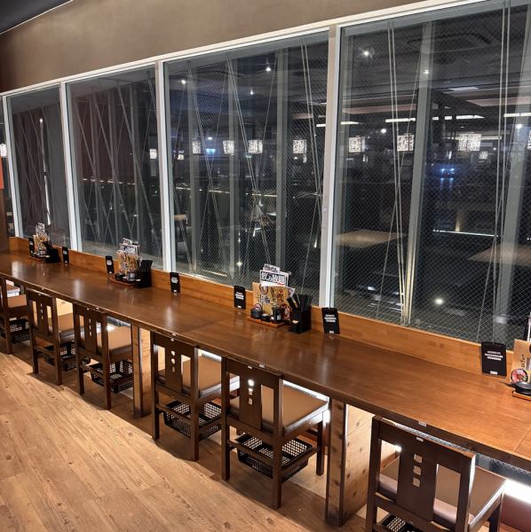 お仕事帰り、お一人様でちょっと一杯♪そんな場面にもうってつけのカウンター席をご用意しております。横並びで座れるので、デートにも最適◎ "海を見ながらちょっと飲みたいな…" と思い立ったら、ぜひぜひお気軽にお立ち寄りください!