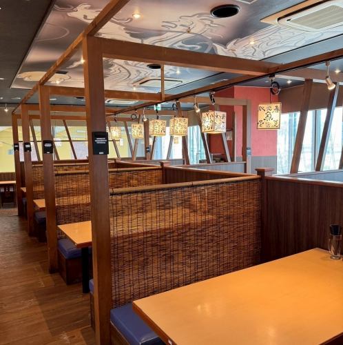 広々として清潔感のある店内は仕事帰りの飲みや宴会に◎