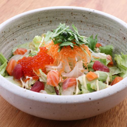 海鮮三味サラダ いくらのせ