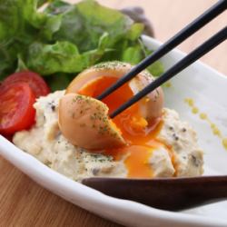 燻製チーズと半熟卵のツナポテトサラダ