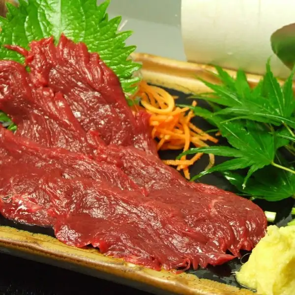 特製醤油でいただく絶品馬刺し！