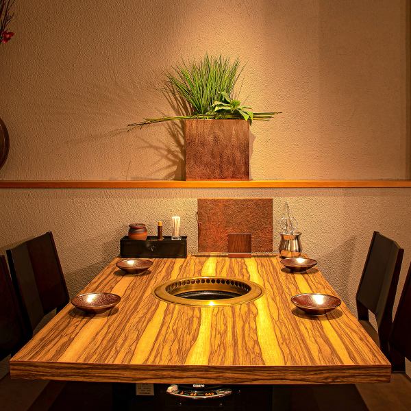 [Table seats] In addition to dates and anniversaries, the floor can be reserved for up to 26 people.