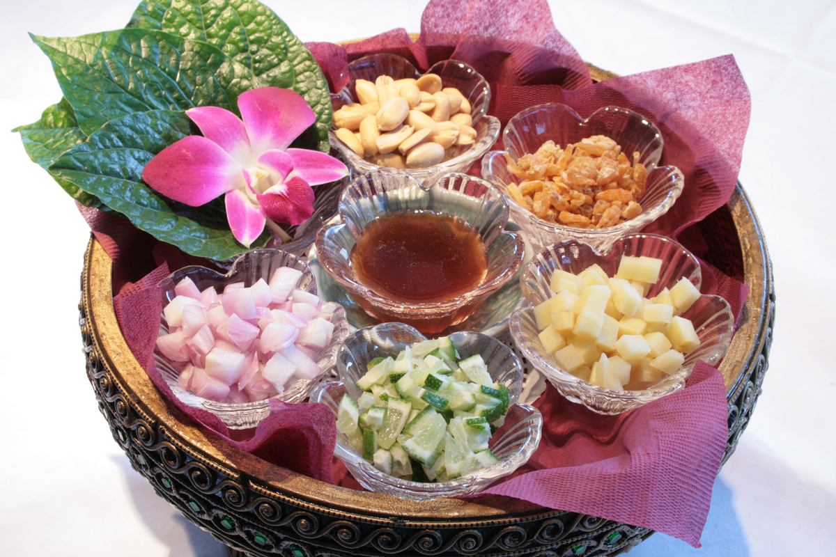 ディナータイムにお飲み物をオーダーして下さったお客様へタイの伝統的前菜『ミャンカム』をサービス致します。