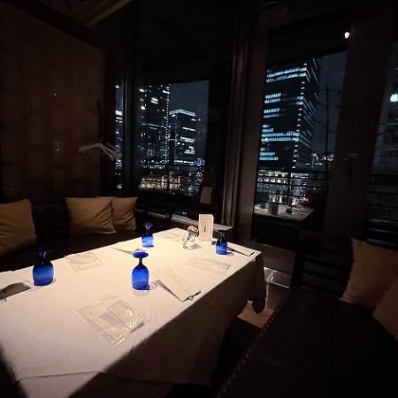 [Private] We have a window seat where you can enjoy the beautiful night view.We also have a partition door, so you can rent out the seats for parties.This is a popular seat for entertaining guests, so please feel free to contact us.(Tokyo Station/Marunouchi/Shinmaru Building/Thai food/Birthday/Anniversary/Girls' night out/Lunch/Entertainment/Private room/Night view)