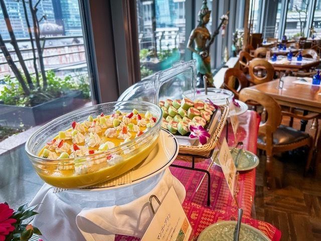 【自助午餐，空间宽敞】（*严格执行卫生管理。) 空间宽敞，最多可容纳 60 人坐着或最多 100 人站立。在可欣赏东京站全景的开放式餐厅享用自助餐。请享用我们正宗的泰国美食。