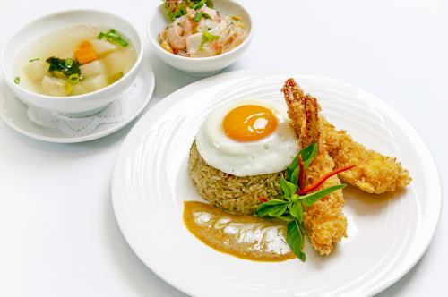 [Shrimp green curry fried rice] comes with soup and today's yam (salad)★★